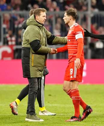 26 02 2023, 1 Bundesliga, 22 matchday, FC Bayern vs Union Berlin, Allianz Arena Muenchen, football, sports, in picture coach Julian Nagelsmann FC Bayern Muenchen thanks Leon Goretzka FC Bayern Muenchen after the match