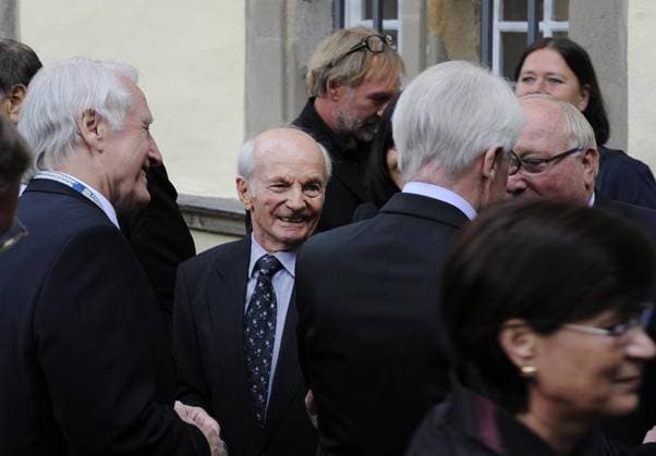 <p>Empfang der Stadt Herne anlässlich des 75. Geburtstags von Hans Tilkowski am Mittwoch, den 01.09.2010 im Schloss Strünkede v.l. Hans Tilkowski, Dettmar Cramer, Reinhard Rauball und Uwe Seeler Foto Thomas Schild WAZ FotoPool< p> Buntes Deutschland NRW Herne Copyright: SCHILD,xThomas
