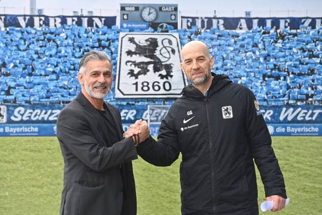 Sport Themen der Woche KW09 Entertainment Bilder des Tages Sport Bilder des Tages v.li:Maurizio Jacobacci (Trainer 1860) und Guenther GORENZEL (AUT,Sportdirektor 1860) vor einer Fotowand mit Fanblock und 1860 Vereinsemblem, Vorstellung und Pressekonferenz Maurizio Jacobacci (Trainer 1860 Muenchen) am 27.02.2023. Fussball 3.Liga, TSV 1860 Muenchen *** v li Maurizio Jacobacci coach 1860 and Guenther GORENZEL AUT,sport director 1860 in front of a photo wall with fan block and 1860 club emblem, presentation and press conference Maurizio Jacobacci coach 1860 Muenchen on 27 02 2023 football 3 league, TSV 1860 Muenchen