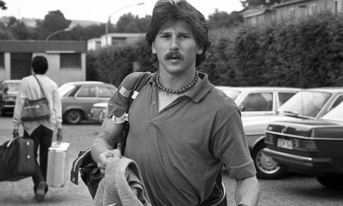 20.06.79 VfB Stuttgart Ankunft Korsika Deutschland, Stuttgart, 20.06.1979, Fussball, Bundesliga, VfB Stuttgart, Ankunft aus Korsika: Walter Kelsch. *** 20 06 79 VfB Stuttgart arrival Corsica Germany, Stuttgart, 20 06 1979, football, Bundesliga, VfB Stuttgart, arrival from Corsica Walter Kelsch