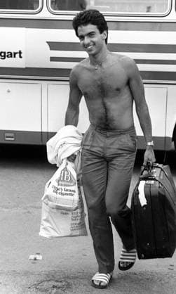 20.06.79 VfB Stuttgart Ankunft Korsika Deutschland, Stuttgart, 20.06.1979, Fussball, Bundesliga, VfB Stuttgart, Ankunft aus Korsika: Hansi Müller. *** 20 06 79 VfB Stuttgart arrival Corsica Germany, Stuttgart, 20 06 1979, football, Bundesliga, VfB Stuttgart, arrival from Corsica Hansi Müller