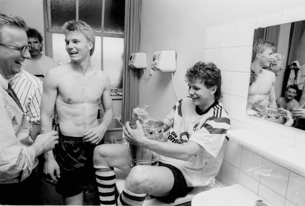 DFB Pokalfinale Siegermannschaft Borussia Dortmund nach 4:1 Sieg gegen SV Werder Bremen 24.06.1989 In der Kabine : Andreas -Andy- Möller mit dem Pokal, links Präsident Gerd Niebaum und Thomas Helmer *** DFB Cup Final winning team Borussia Dortmund after 4 1 victory against SV Werder Bremen 24 06 1989 In the dressing room Andreas Andy Möller with the cup, left President Gerd Niebaum and Thomas Helmer HM