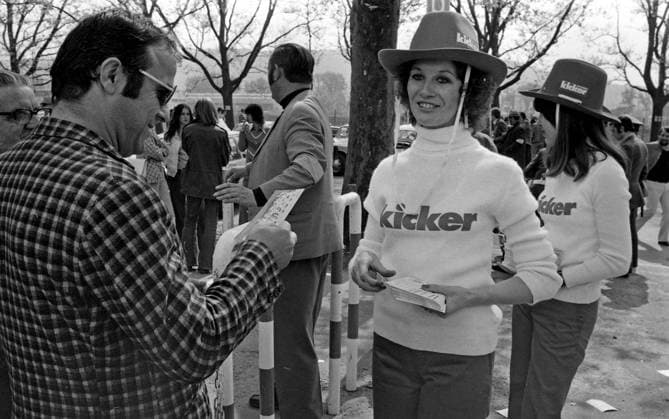 20.04.74 VfB Stuttgart - FC Bayern München Deutschland, Stuttgart, 20.04.1974, Fussball, Bundesliga, VfB Stuttgart - FC Bayern München (1:1): kicker Frauen Mädchen Girls Promotion Werbung Flyer Verteilen Reklame. *** 20 04 74 VfB Stuttgart FC Bayern Munich Germany, Stuttgart, 20 04 1974, football, Bundesliga, VfB Stuttgart FC Bayern Munich 1 1 kicker women girls promotion advertising flyer distribute advertisement