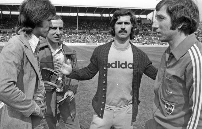 20.04.74 VfB Stuttgart - FC Bayern München Deutschland, Stuttgart, 20.04.1974, Fussball, Bundesliga, VfB Stuttgart - FC Bayern München (1:1): v.l. Roland Mall (VfB Stuttgart), x, Gerd Müller (FC Bayern München), Willi Entenmann (VfB Stuttgart). *** 20 04 74 VfB Stuttgart FC Bayern Munich Germany, Stuttgart, 20 04 1974, Football, Bundesliga, VfB Stuttgart FC Bayern Munich 1 1 v l Roland Mall VfB Stuttgart , x, Gerd Müller FC Bayern Munich , Willi Entenmann VfB Stuttgart