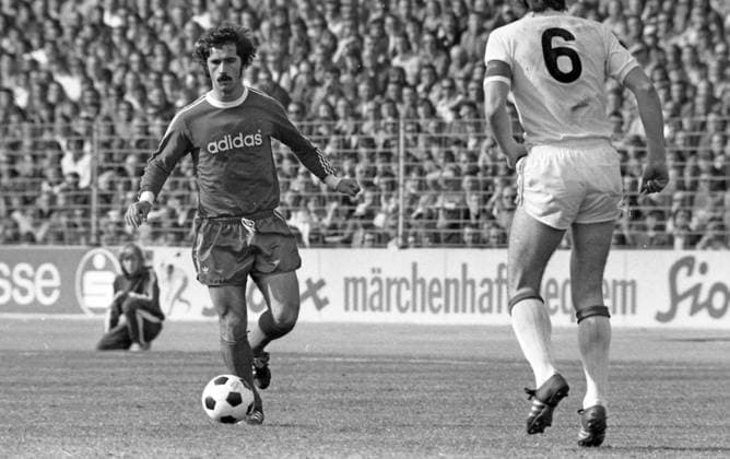 20.04.74 VfB Stuttgart - FC Bayern München Deutschland, Stuttgart, 20.04.1974, Fussball, Bundesliga, VfB Stuttgart - FC Bayern München (1:1): Gerd Müller (FC Bayern München). *** 20 04 74 VfB Stuttgart FC Bayern Munich Germany, Stuttgart, 20 04 1974, football, Bundesliga, VfB Stuttgart FC Bayern Munich 1 1 Gerd Müller FC Bayern Munich