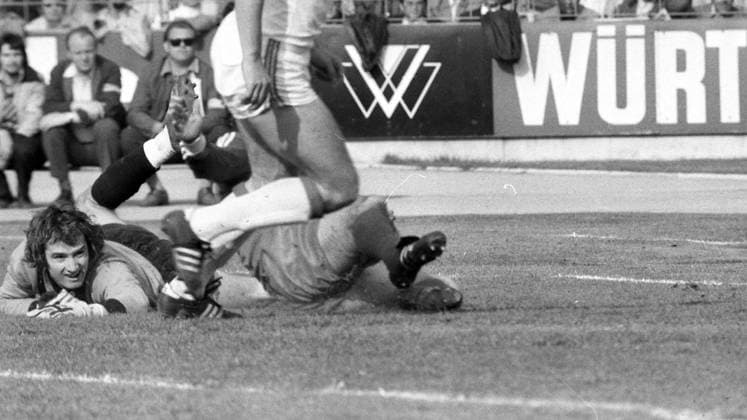 20.04.74 VfB Stuttgart - FC Bayern München Deutschland, Stuttgart, 20.04.1974, Fussball, Bundesliga, VfB Stuttgart - FC Bayern München (1:1): Gerhard Heinze (VfB Stuttgart). *** 20 04 74 VfB Stuttgart FC Bayern Munich Germany, Stuttgart, 20 04 1974, football, Bundesliga, VfB Stuttgart FC Bayern Munich 1 1 Gerhard Heinze VfB Stuttgart