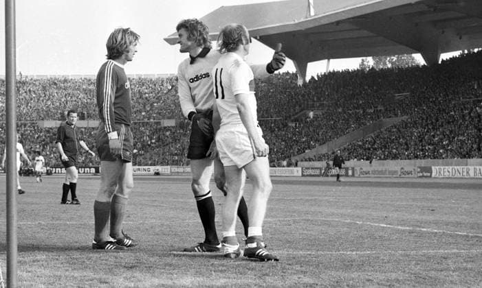 20.04.74 VfB Stuttgart - FC Bayern München Deutschland, Stuttgart, 20.04.1974, Fussball, Bundesliga, VfB Stuttgart - FC Bayern München (1:1): v.l. Rainer Zobel, Sepp Maier (beide FC Bayern München), Dieter Brenninger (VfB Stuttgart). *** 20 04 74 VfB Stuttgart FC Bayern Munich Germany, Stuttgart, 20 04 1974, Football, Bundesliga, VfB Stuttgart FC Bayern Munich 1 1 v l Rainer Zobel, Sepp Maier both FC Bayern Munich , Dieter Brenninger VfB Stuttgart