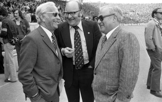 20.04.74 VfB Stuttgart - FC Bayern München Deutschland, Stuttgart, 20.04.1974, Fussball, Bundesliga, VfB Stuttgart - FC Bayern München (1:1): v.l. Hans Weitpert (Präsident VfB Stuttgart), Hans Kindermann (Vorsitzender Kontrollausschuss DFB), x. *** 20 04 74 VfB Stuttgart FC Bayern Munich Germany, Stuttgart, 20 04 1974, Football, Bundesliga, VfB Stuttgart FC Bayern Munich 1 1 v l Hans Weitpert President VfB Stuttgart , Hans Kindermann Chairman Control Committee DFB , x
