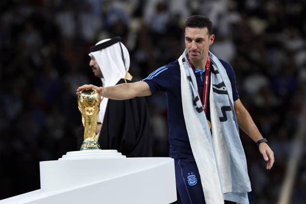 AL DAAYEN - Argentina coach Lionel Scaloni touches the world cup trophy, FIFA World Cup, WM, Weltmeisterschaft, Fussball Trophy during the FIFA World Cup Qatar 2022 final match between Argentina and France at Lusail Stadium on December 18, 2022 in Al Daayen, Qatar. AP Dutch Height MAURICE OF STONE FIFA World Cup Qatar 2022 2022 xVIxANPxSportx xMauricexvanxSteenxWKxIVx 463798069 originalFilename: 463798069.jpg