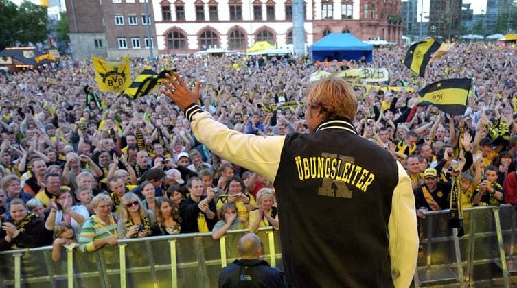 100 Jahre BVB Fanfest auf dem Friedensplatz in Dortmund *** NUR FÜR REDAKTIONELLE ZWECKE *** EDITORIAL USE ONLY ***<p>Zum 100-jährigen Vereinsjubiläum machte die Stadt Dortmund dem BVB und seinen treuen Fans aus Dortmund und Umgebung ein ganz besonderes Geschenk: Sie gratulierte der Borussia mit einem Fanfest auf dem Friedensplatz. Dort wo der BVB in der Vergangenheit bereits seine Meisterschaften, den Champions League-Sieg und den Gewinn des Weltpokals feierte. Trainer Jürgen Klopp< p> NRW BRD Dortmund Copyright: HelmuthxVossgraff *** 100 Years Borussia Fanfest on the Peace Square in Dortmund *** only for editorial Purposes *** Editorial Use only *** P to 100 year Club anniversary made The City Dortmund the Borussia and his faithful supporters out Dortmund and Environment a whole Special Gift Them congratulated the Borussia with a Fanfest on the Peace Square there where the Borussia in the Past already his Meisterschaften, the Champions League Victory and the Profit the World Cup celebrated team manager Jürgen Klopp P Sports NRW Germany Dortmund Copyright HelmuthxVossgraff Copyright: HelmuthxVossgraff docnrwhugopicture24585756 ,EDITORIAL USE ONLY