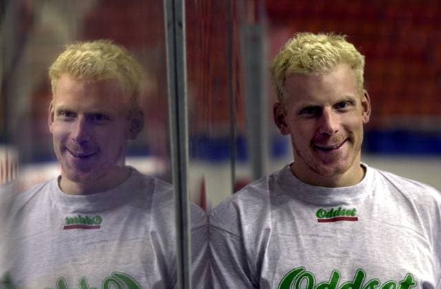 SCANPIX SWEDEN, 2001-04-25. NHL, Eishockey Herren, USA proffset Daniel Alfredsson ansluter till den svenska VM-truppen. I morgon spelar Sverige sin sista förberedande match mot Slovakien i Gävle, innan VM startar pa söndag för svensk del. Bilden: Daniel Alfredsson star lutad mot plexiglaset som speglar honom. x50030x *** SCANPIX SWEDEN, 2001 04 25 NHL pro Daniel Alfredsson joins the Swedish World Cup squad Tomorrow Sweden plays its last preparatory game against Slovakia in Gävle, before the World Cup starts on Sunday for Sweden The picture Daniel Alfredsson is leaning against the plexiglass that reflects him x50030x  Copyright: xAndersxWiklund TTx 50030 xx *** SCANPIX SWEDEN, 2001 04 25 NHL professional Daniel Alfredsson joins the Swedish World Cup squad Tomorrow Sweden plays its last preparatory match against Slovakia in Gävle, before the World Cup starts on Sunday for the Swedish part The picture Daniel Alfredsson is leaning against the plexiglass that reflects him x50030x SCANPIX SWEDEN, 2001 04 25 NHL pro Daniel Alfredsson joins the Swedish World Cup squad Tomorrow Sweden plays its last preparatory game against Slovakia in Gävle, before the World Cup starts on Sunday for Sweden The picture Daniel Alfredsson is leaning against the plexiglass that reflects him x50030x  Copyright xAndersxWiklund TTx 50030 xx,  Copyright: xIMAGO AndersxWiklund TTx imago images 0203541890