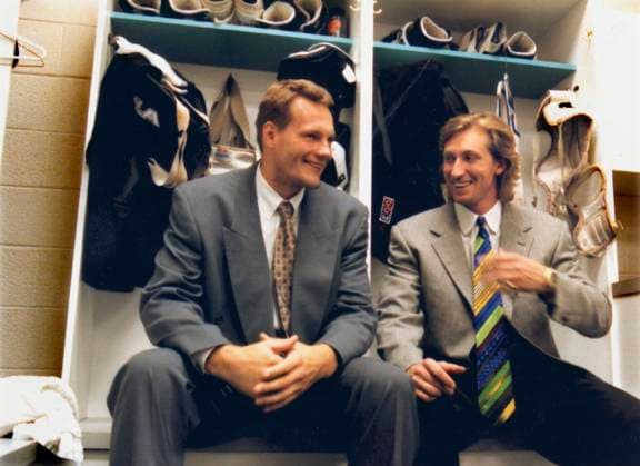 ARKIV CA 19950924 Förre djurgardsbacken Arto Blomsten i NHL, Eishockey Herren, USA laget Los Angeles Kings sitter i omklädningsrummet tillsammans med lagkamraten Wayne Gretzky. LOS ANGELES AMERIKAS FÖRENTA STATER x1014x *** ARCHIVE CA 19950924 Former djurgards defenseman Arto Blomsten of the NHL team Los Angeles Kings sits in the locker room with teammate Wayne Gretzky LOS ANGELES UNITED STATES OF AMERICA x1014x  Copyright: xTobiasxRöstlundx xTTx x BLOMSTEN-GRETZKY-KINGS xx *** ARCHIVE CA 19950924 Former djurgards defenseman Arto Blomsten of the NHL team Los Angeles Kings sits in the locker room with teammate Wayne Gretzky LOS ANGELES UNITED STATES OF AMERICA x1014x ARCHIVE CA 19950924 Former djurgards defenseman Arto Blomsten of the NHL team Los Angeles Kings sits in the locker room with teammate Wayne Gretzky LOS ANGELES UNITED STATES OF AMERICA x1014x  Copyright xTobiasxRöstlundx xTTx x BLOMSTEN GRETZKY KINGS xx,  Copyright: xIMAGO TobiasxRoÂ¶stlundx xTTx x imago images 0203264562
