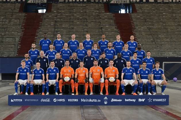 FC Schalke 04 1 BL, Porträttermin 2022 2023, team photo Top row from left , Ibrahima Cisse, Marcin Kaminski, Sebastian Polter, Sepp van den Berg, Moritz Jenz, Marius Bülter, Maya Yoshida 2 row from top, from left , Dominick Drexler, Tom Krauß FC Schalke 04 , Henning Matriciani, Michael Frey, Alex Kral, Kenan Karaman, Niklas Tauer, Eder Balanta 3 row from top, from left , Danny Latza, goalkeeper coach Simon Henzler, co-trainer Mike Büskens, Thomas Reis Head Coach , Markus Gellhaus Co Coach , Co Coach Matthias Kreutzer, Gerald Asamoah Head of Licensing , Soichiro Kozuki FC Schalke 04 , Leo Greiml FC Schalke 04 Bottom row from left , Tim Skarke FC Schalke 04 , Jere Uronen, Mehmet Can Aydin, Goalkeeper Michael Langer, Goalkeeper Alexander Schwolow, Goalkeeper Ralf Fährmann, Goalkeeper Justin Heekeren, Tobias Mohr, Rodrigo Zalazar, Cedric Brunner Gelsenkirchen North Rhine Westphalia Germany Team2