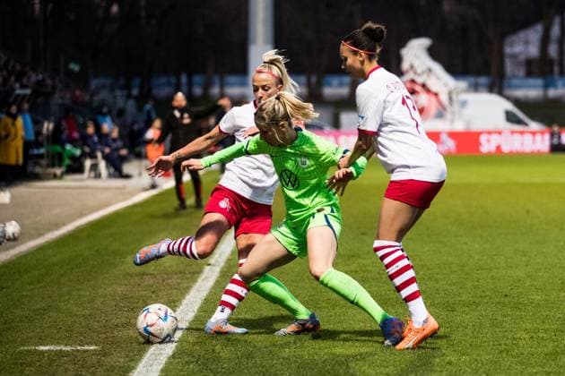 DFB Pokal der Frauen Viertelfinale, 1 FC Koeln VfL Wolfsburg 28 02 2023 Mandy Islacker 1 FC Koeln, 8 , Kathy Hendrich VfL Wolfsburg, 4 , Genessee Puntigam 1 FC Koeln, 13 DFB Pokal der Frauen Viertelfinale, 1 FC Koeln VfL Wolfsburg, Koeln, Sportpark Hoehenberg DFB REGULATIONS PROHIBIT ANY USE OF PHOTOGRAPHS AS IMAGE SEQUENCES AND OR QUASI VIDEO Copyright: xBEAUTIFULxSPORTS Wunderlx