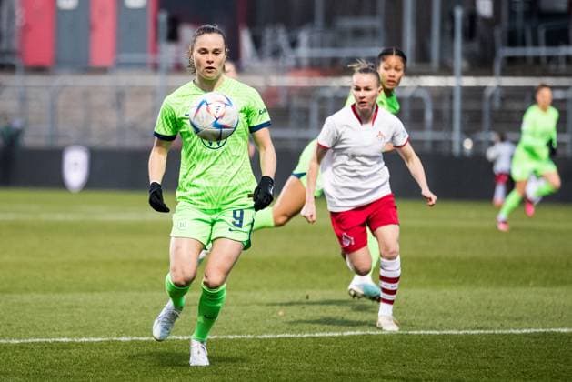 DFB Pokal der Frauen Viertelfinale, 1 FC Koeln VfL Wolfsburg 28 02 2023 Ewa Pajor 9, VfL Wolfsburg , Laura Donhauser 1 FC Koeln, 25 DFB Pokal der Frauen Viertelfinale, 1 FC Koeln VfL Wolfsburg, Koeln, Sportpark Hoehenberg DFB REGULATIONS PROHIBIT ANY USE OF PHOTOGRAPHS AS IMAGE SEQUENCES AND OR QUASI VIDEO Copyright: xBEAUTIFULxSPORTS Wunderlx