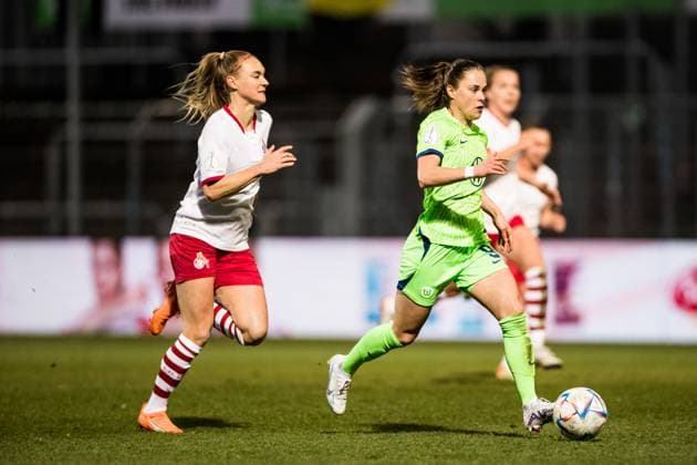 DFB Pokal der Frauen Viertelfinale, 1 FC Koeln VfL Wolfsburg 28 02 2023 Sarah Puntigam 1 FC Koeln, 17 , Ewa Pajor 9, VfL Wolfsburg DFB Pokal der Frauen Viertelfinale, 1 FC Koeln VfL Wolfsburg, Koeln, Sportpark Hoehenberg DFB REGULATIONS PROHIBIT ANY USE OF PHOTOGRAPHS AS IMAGE SEQUENCES AND OR QUASI VIDEO Copyright: xBEAUTIFULxSPORTS Wunderlx