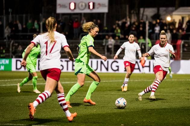 DFB Pokal der Frauen Viertelfinale, 1 FC Koeln VfL Wolfsburg 28 02 2023 Sarah Puntigam 1 FC Koeln, 17 , Lena Lattwein VfL Wolfsburg, 8 , Jana Beuschlein 1 FC Koeln, 23 DFB Pokal der Frauen Viertelfinale, 1 FC Koeln VfL Wolfsburg, Koeln, Sportpark Hoehenberg DFB REGULATIONS PROHIBIT ANY USE OF PHOTOGRAPHS AS IMAGE SEQUENCES AND OR QUASI VIDEO Copyright: xBEAUTIFULxSPORTS Wunderlx