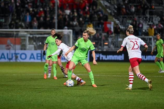 Cologne, Germany, February 28th 2023: Lena Lattwein (8 Wolfsburg) and Manjou Wilde (7 Koeln) in action during the round of 8 match of the DFB-Pokal der Frauen 2022 2023 between 1. FC Koeln and VfL Wolfsburg at the Sportpark Hoehenberg in Cologne, Germany. (Norina Toenges SPP) Copyright: xNorinaxToengesx xSPPx spp-en-NoTo-FCK - VfL-2291