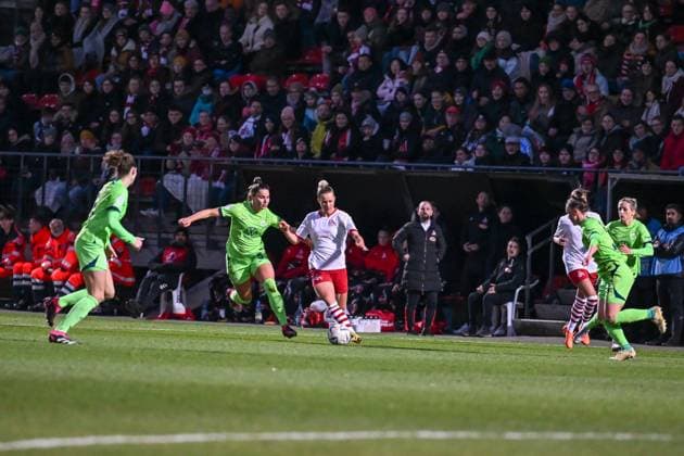 Cologne, Germany, February 28th 2023: Jana Beuschlein (23 Koeln) and Lena Oberdorf (5 Wolfsburg) during the round of 8 match of the DFB-Pokal der Frauen 2022 2023 between 1. FC Koeln and VfL Wolfsburg at the Sportpark Hoehenberg in Cologne, Germany. (Norina Toenges SPP) Copyright: xNorinaxToengesx xSPPx spp-en-NoTo-FCK - VfL-2249