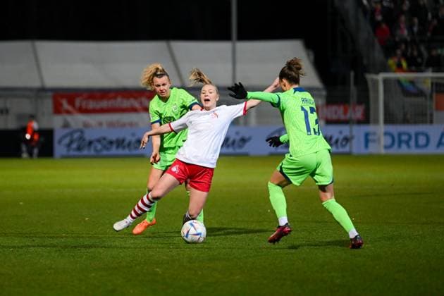 Cologne, Germany, February 28th 2023: Weronika Zawistowska (24 Koeln), Lena Lattwein (8 Wolfsburg) and Felicitas Rauch (13 Wolfsburg) in action during the round of 8 match of the DFB-Pokal der Frauen 2022 2023 between 1. FC Koeln and VfL Wolfsburg at the Sportpark Hoehenberg in Cologne, Germany. (Norina Toenges SPP) Copyright: xNorinaxToengesx xSPPx spp-en-NoTo-FCK - VfL-2295