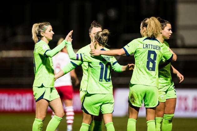 DFB Pokal der Frauen Viertelfinale, 1 FC Koeln VfL Wolfsburg 28 02 2023 Cheer to 0 2 by Svenja Huth VfL Wolfsburg 10 DFB Pokal der Frauen Viertelfinale, 1 FC Koeln VfL Wolfsburg, Koeln, Sportpark Hoehenberg DFB REGULATIONS PROHIBIT ANY USE OF PHOTOGRAPHS AS IMAGE SEQUENCES AND OR QUASI VIDEO Copyright: xBEAUTIFULxSPORTS Wunderlx