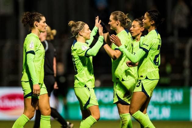 DFB Pokal der Frauen Viertelfinale, 1 FC Koeln VfL Wolfsburg 28 02 2023 Cheer to 0 2 by Svenja Huth VfL Wolfsburg 10 DFB Pokal der Frauen Viertelfinale, 1 FC Koeln VfL Wolfsburg, Koeln, Sportpark Hoehenberg DFB REGULATIONS PROHIBIT ANY USE OF PHOTOGRAPHS AS IMAGE SEQUENCES AND OR QUASI VIDEO Copyright: xBEAUTIFULxSPORTS Wunderlx