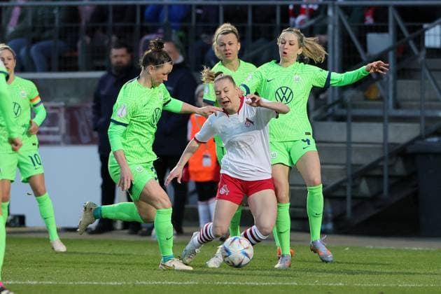 Sports 1 FC Cologne vs VFL Wolfsburg, football women, DFB Cup, quarterfinal, fouled by Kathrin Hendrich Wolfsburg Weronika Zawistowska 1 FC Cologne , picture , 28 02 2023