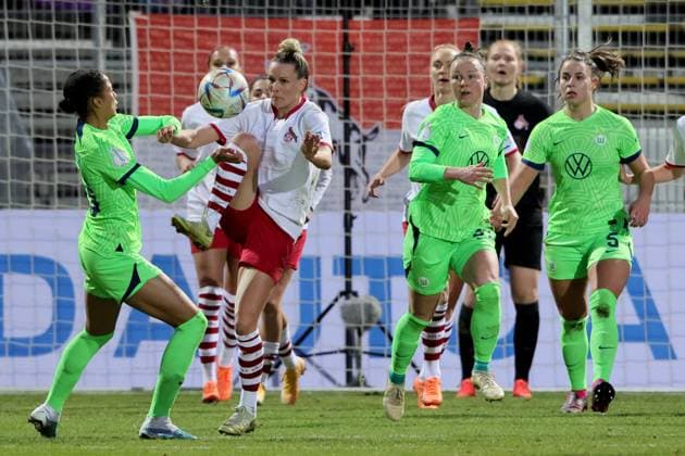 Sport 1 FC Köln vs VFL Wolfsburg, Football Women, DFB Pokal, Quarterfinal, 2 from left Jana Beuschlein 1 FC Köln , Picture , 28 02 2023