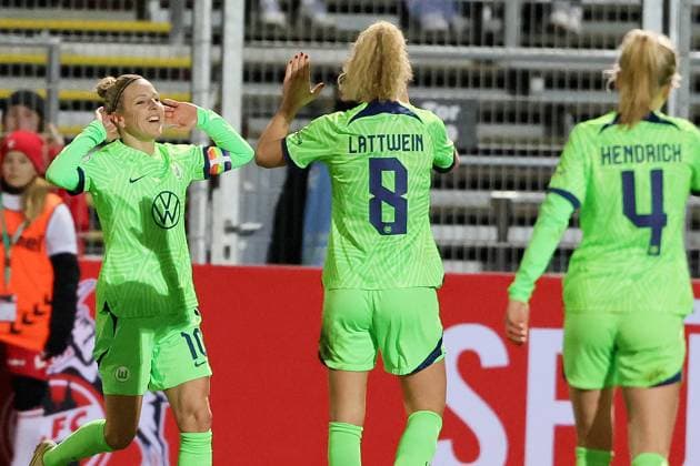Sport 1 FC Köln vs VFL Wolfsburg, Football Women, DFB Pokal, Quarterfinal, cheering after the goal to 0 2, left goal scorer Sveja Huth VFL , Picture , 28 02 2023