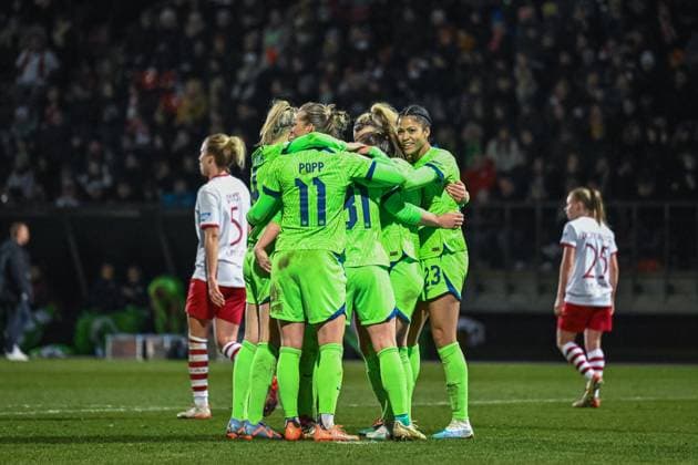 Cologne, Germany, February 28th 2023: Players of VfL Wolfsburg celebrate their third goal during the round of 8 match of the DFB-Pokal der Frauen 2022 2023 between 1. FC Koeln and VfL Wolfsburg at the Sportpark Hoehenberg in Cologne, Germany. (Norina Toenges SPP) Copyright: xNorinaxToengesx xSPPx spp-en-NoTo-FCK - VfL-2433