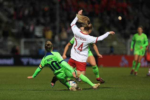 DFB Pokal women 2022 2023 quarterfinals, 1 FC Köln VfL Wolfsburg Svenja Huth VfL, 10 , Weronika Zawistoska FC, 24 in duel Cologne Sportpark Höhenberg North Rhine Westphalia Germany