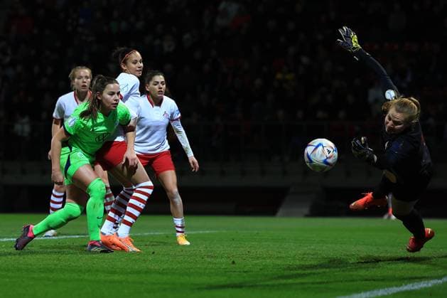 DFB Pokal women 2022 2023 quarterfinal, 1 FC Köln VfL Wolfsburg Manon Klett FC, 1 parries goal shot from Lena Oberdorf VfL, 5 Köln Sportpark Höhenberg Nordrhein Westfalen Germany