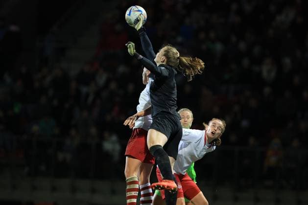 DFB Pokal women 2022 2023 quarterfinal, 1 FC Köln VfL Wolfsburg Manon Klett FC, 1 saves on cross Köln Sportpark Höhenberg Nordrhein Westfalen Germany
