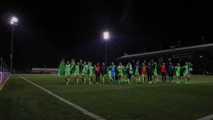 DFB Pokal Frauen 2022 2023 Viertelfinale, 1 FC Köln VfL Wolfsburg VfL Wolfsburg cheers to the travelling fans after the victory Köln Sportpark Höhenberg Nordrhein Westfalen Germany