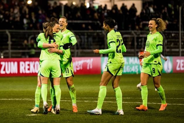 DFB Pokal der Frauen Viertelfinale, 1 FC Koeln VfL Wolfsburg 28 02 2023 Cheer to 0 3 by Marina Hegering VfL Wolfsburg, 31 DFB Pokal der Frauen Viertelfinale, 1 FC Koeln VfL Wolfsburg, Koeln, Sportpark Hoehenberg DFB REGULATIONS PROHIBIT ANY USE OF PHOTOGRAPHS AS IMAGE SEQUENCES AND OR QUASI VIDEO Copyright: xBEAUTIFULxSPORTS Wunderlx