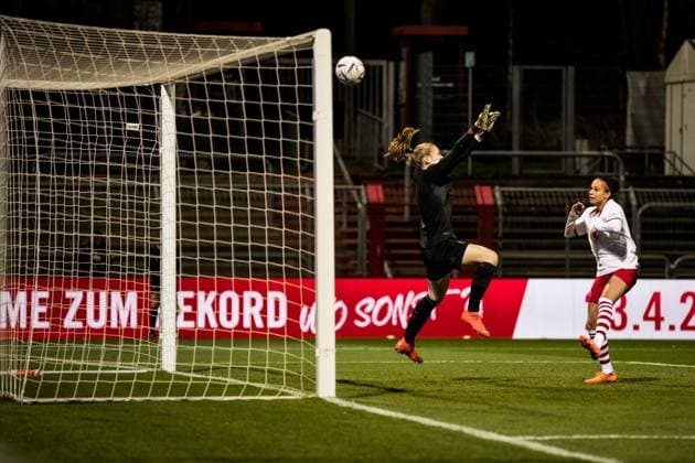 DFB Pokal der Frauen Viertelfinale, 1 FC Koeln VfL Wolfsburg 28 02 2023 Manon Klett 1 FC Koeln, 1 blocks a shot on goal DFB Pokal der Frauen Viertelfinale, 1 FC Koeln VfL Wolfsburg, Koeln, Sportpark Hoehenberg DFB REGULATIONS PROHIBIT ANY USE OF PHOTOGRAPHS AS IMAGE SEQUENCES AND OR QUASI VIDEO Copyright: xBEAUTIFULxSPORTS Wunderlx