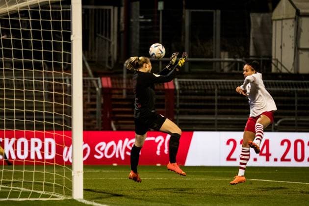 DFB Pokal der Frauen Viertelfinale, 1 FC Koeln VfL Wolfsburg 28 02 2023 Manon Klett 1 FC Koeln, 1 blocks a shot on goal DFB Pokal der Frauen Viertelfinale, 1 FC Koeln VfL Wolfsburg, Koeln, Sportpark Hoehenberg DFB REGULATIONS PROHIBIT ANY USE OF PHOTOGRAPHS AS IMAGE SEQUENCES AND OR QUASI VIDEO Copyright: xBEAUTIFULxSPORTS Wunderlx