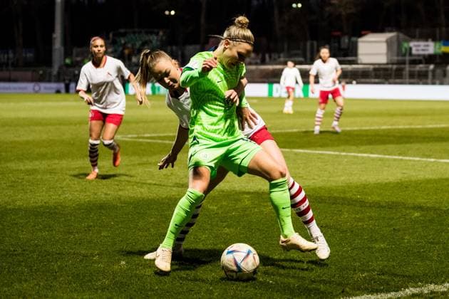 DFB Pokal der Frauen Viertelfinale, 1 FC Koeln VfL Wolfsburg 28 02 2023 Weronika Zaistowska 1 FC Koeln, 24 , Svenja Huth VfL Wolfsburg 10 DFB Pokal der Frauen Viertelfinale, 1 FC Koeln VfL Wolfsburg, Koeln, Sportpark Hoehenberg DFB REGULATIONS PROHIBIT ANY USE OF PHOTOGRAPHS AS IMAGE SEQUENCES AND OR QUASI VIDEO Copyright: xBEAUTIFULxSPORTS Wunderlx