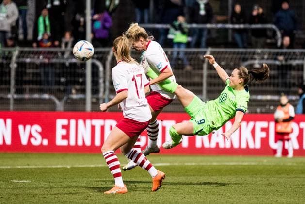 DFB Pokal der Frauen Viertelfinale, 1 FC Koeln VfL Wolfsburg 28 02 2023 Celina Degen 1 FC Koeln, 5 blocks by head, Ewa Pajor 9, VfL Wolfsburg in the Fallrückckzieher DFB Pokal der Frauen Viertelfinale, 1 FC Koeln VfL Wolfsburg, Koeln, Sportpark Hoehenberg DFB REGULATIONS PROHIBIT ANY USE OF PHOTOGRAPHS AS IMAGE SEQUENCES AND OR QUASI VIDEO Copyright: xBEAUTIFULxSPORTS Wunderlx