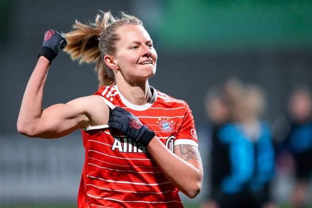 Sport Themen der Woche KW09 Sport Bilder des Tages Torschützin Maximiliane Rall (Maxi Rall, FCB, 8) zeigt Muskeln, Spielerinnen vom FC Bayern München, Spielerin, jubelt über das Tor zum 0:1, Jubel, jubeln, Torjubel, Torerfolg, celebrate the goal, goal, celebration, Jubel ueber das Tor, optimistisch, Spielszene, Highlight, Einzelbild, Action, Aktion, 28.02.2023, Sinsheim (Hoffenheim) (Deutschland), Fussball, DFB-Pokal der Frauen, Viertelfinale, TSG 1899 Hoffenheim - FC Bayern München, DFB DFL REGULATIONS PROHIBIT ANY USE OF PHOTOGRAPHS AS IMAGE SEQUENCES AND OR QUASI-VIDEO. *** Goal scorer Maximiliane Rall Maxi Rall, FCB, 8 shows muscles, FC Bayern Munich players, player, cheers about the goal to 0 1, jubilation, jubilate, goal celebration, celebrate the goal, goal, celebration, cheering about the goal, optimistic, game scene, highlight, single image, action, 28 02 2023, Sinsheim Hoffenheim Germany , football, DFB Pokal women, quarterfinal, TSG 1899 Hoffenheim FC Bayern München, DFB DFL REGULATES PROHIBIT ANY USE OF PHOTOGRAPHS AS IMAGE SEQUENCES AND OR QUASI VIDEO xozx
