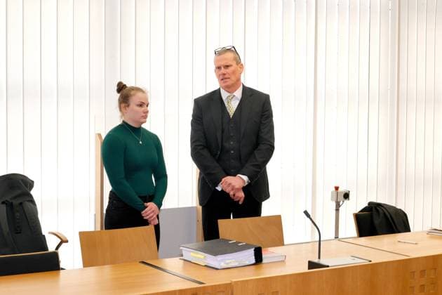 Sport Themen der Woche KW09 Sport Bilder des Tages Doping_Prozess 28.02.2023, Chemnitz, Amtsgericht, Prozess Prozess gegen Vicky Schlittig wegen Verstoßes gegen das Anti- Doping- Gesetz.Gewichtheberin Vicky Schlittig ist am Dienstag (28.02.2023) vor dem Amtsgericht Chemnitz vom Vorwurf des Dopings freigesprochen worden. vlnr: Angeklagte Vicky Schlittig und Rechtsanwalt Prof. Dr. Steffen Lask Chemnitz Sachsen BRD *** Doping trial 28 02 2023, Chemnitz, district court, trial trial against Vicky Schlittig for violation of the Anti Doping Act weightlifter Vicky Schlittig has been acquitted of the charge of doping on Tuesday 28 02 2023 before the district court Chemnitz vlnr defendant Vicky Schlittig and lawyer Prof Dr Steffen Lask Chemnitz Saxony BRD