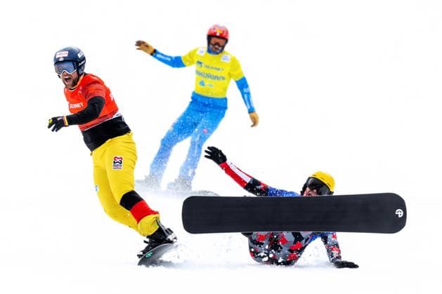 Bilder des Jahres 2023, Sport 03 März Sport Themen der Woche KW09 Sport Bilder des Tages SNOWBOARD - FIS SX and SB World Championships Bakuriani 2023 BAKURIANI,GEORGIA,01.MAR.23 - SNOWBOARD - FIS Freestyle Ski and Snowboard World Championships, SBX, Snowboard Cross, ladies, men. Image shows Martin Noerl (GER), Omar Visintin (ITA) and Jakob Dusek (AUT).  GEPAxpictures xMaticxKlansek