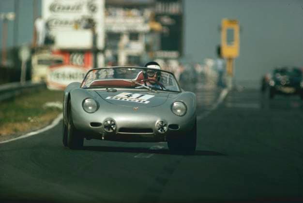 Porsche 718 RS 60 Spyder wurde für die Rennsaison 1960gebaut um Einsat in der Europa-Bergmeisterschaft und in der Targa Florio oder auch Langstreckenrennen in Sebring der Porsche hatte einen 4-Zlinder-Boxer-Motor mit 187ccm und 10 PS Leistung das Fahrzeuggewicht war 50 kg und die maximale Geschwindigkeit betrug 225 KmH da er die leisungstärkere und größer motorisierte Konkurren z.B: aus Maranello oft und in der Targa Florio eher regelmäßig besiegen konnte erhielt er in großer Bewunderung den Beinamen Giant Killer das Foto entstand viele Jahre später auf dem Nürburgringder Fotograf des Bildes kann sich bis heute frohgelaunt daran erinnern daß Porsche Fahrzeuge am ersten Abend der 24-Std-LeMans an 10.Stelle lagen ber am folgenden Morgen nahe oder an der Spite auftauchten weil die Konkurrenz ausgefallen war *** Porsche 718 RS 60 Spyder was built for the racing season 1960gebaut around Einsat in the European mountain championship and in the Targa Florio or also long-distance races in Sebring the Porsche had a 4 Zlinder Boxer engine with 187ccm and 10 HP achievement the vehicle weight was 50 kg and the maximum speed amounted to 225 KmH there it the more powerfully and more largely motorisierte Konkurren e.g. from Maranello frequently and in the Targa Florio rather regularly it received in large admiration the epithet Giant Killer the photo originated many years later on the Nürburgringthe photographer of the picture can remember to this day happily that Porsche vehicles on the first evening of the 24 hr LeMans in 10 place lay then on the following morning close or at the Spite emerged because the competition had fallen out