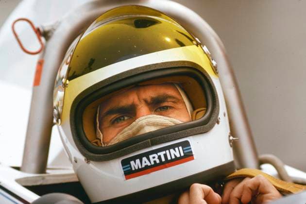 Carlos Reutemann geb.12.04.1842 war ein argentinischer Rennfahrer er fuhr für namhafte Teams wie Brabham, Ferrari, Lotus und Williams in der Formel er war in Argentien außerordentlich beliebt sein Rufnamen dort war El Lole er wurde mehrfach in politische Ämter gewählt war 199 bis 1999 Governeur der Provinz Santa Fe und war 200 und 2009 für das Amt des Staatspräsidenten im Gespräch er ist 2021 gestorben *** Carlos Reutemann born 12 04 1842 was an Argentine racing driver he drove for famous teams like Brabham, Ferrari, Lotus and Williams in the formula he was extraordinarily popular in Argentina his call name there was El Lole he was elected several times in political offices was 199 to 1999 governor of the province Santa Fe and was 200 and 2009 for the office of the president in the discussion he died 2021