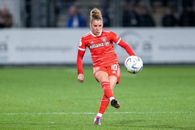 Linda Dallmann FCB, 10 , on the ball, crop, full body, single image, single photo, action, action, 28 02 2023, Sinsheim Hoffenheim Germany , football, DFB Pokal women, quarterfinals, TSG 1899 Hoffenheim FC Bayern Munich, 28 02 2023, Sinsheim Hoffenheim Germany , Football, DFB Pokal der Frauen, Viertelfinale, TSG 1899 Hoffenheim FC Bayern München, DFB DFL REGULATES PROHIBIT ANY USE OF PHOTOGRAPHS AS IMAGE SEQUENCES AND OR QUASI VIDEO xozx