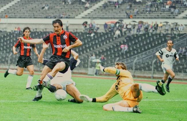 RECORD DATE NOT STATED Aus 2. BL- Saison 1990 91 Hannover 96 - Blau-Weiß 90 Berlin 3:1 am 02.09.1990. Im Foto: Han96 Spieler Jochen Heisig scheitert an Thorsten Schlumberger und am TW Holger Gehrke - li. Niclas Weiland *** From 2 BL season 1990 91 Hannover 96 Blue White 90 Berlin 3 1 on 02 09 1990 In the photo Han96 player Jochen Heisig fails to Thorsten Schlumberger and the TW Holger Gehrke li Niclas Weiland