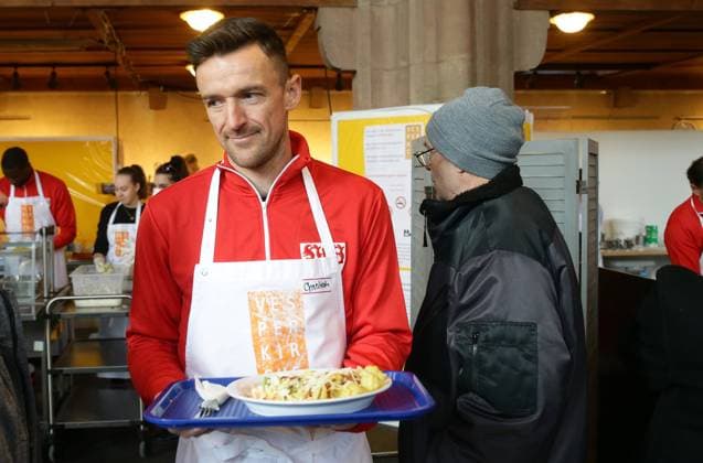 Sport Themen der Woche KW09 Sport Bilder des Tages Stuttgart , Fußball VfB Stuttgart , VfBfairplay Aktionstag , Vesperkirche in der Leonhardskirche , Christian Gentner *** Stuttgart , Football VfB Stuttgart , VfBfairplay action day , Vesperkirche in the Leonhardskirche , Christian Gentner
