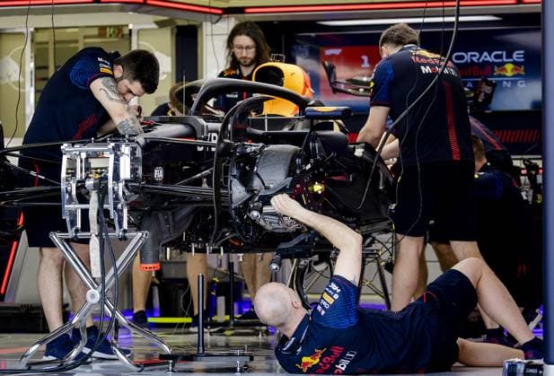 BAHRAIN - Engineers work on Max Verstappen s (Red Bull Racing) car at the Bahrain International Circuit in the Sakhir desert region ahead of the Bahrain Grand Prix. ANP SEM VAN DER WAL xVIxANPxSportx xxANPxIVx 463970022 originalFilename: 463970022.jpg