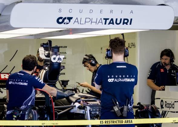BAHRAIN - Engineers work on Nyck de Vries (AlphaTauri) car at the Bahrain International Circuit in the Sakhir desert region ahead of the Bahrain Grand Prix. ANP SEM VAN DER WAL xVIxANPxSportx xxANPxIVx 463970331 originalFilename: 463970331.jpg