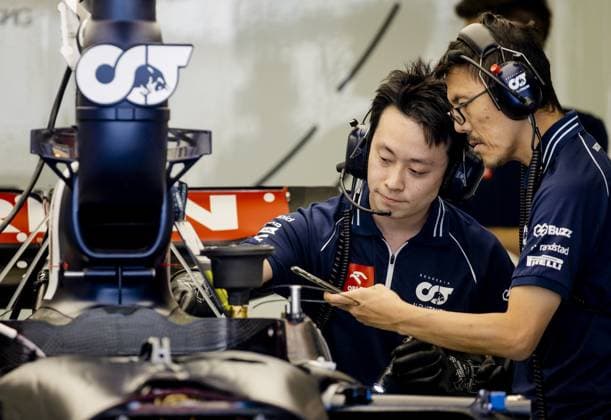 BAHRAIN - Engineers work on Nyck de Vries (AlphaTauri) car at the Bahrain International Circuit in the Sakhir desert region ahead of the Bahrain Grand Prix. ANP SEM VAN DER WAL xVIxANPxSportx xxANPxIVx 463970358 originalFilename: 463970358.jpg
